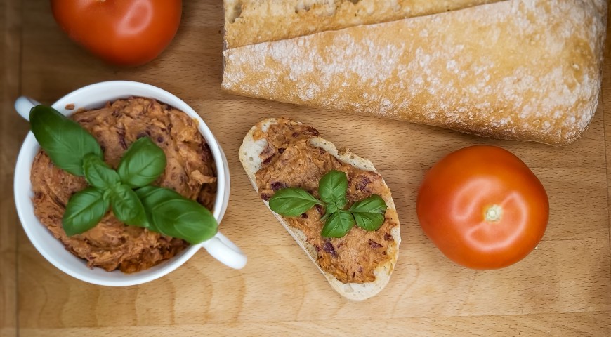 Pasta z czerwonej fasoli i suszonych pomidorów 